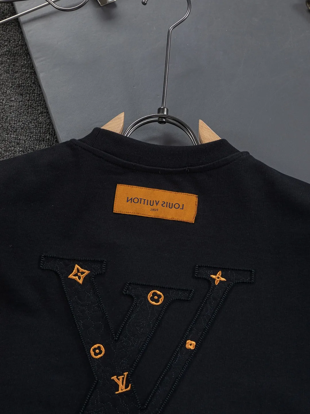 🅿️190 Louis Vuitton 1V LV micro-wide version S-XL LV 26ss New product counters are on the shelves at the same time Multiple craftsmanship Three-dimensional hollow gold dot letters embroidery on the chest🪡logo Large logo embroidery on the back hollow gold dot letters🪡logo Short-sleeved T-shirt Round neck short-sleeved T-shirt, the same style for men and women! Consigned to one-to-one creation. Synchronized with the official website, pure cotton fabrics at the counter! It is close to the skin and comfortable, durable and easy to wear. It has a classic and simple logo design and meticulous original craftsmanship. Short-sleeves, a must-have item for men, do not appear to be the same for the general public, but must be unique and eye-catching. This LV short-sleeve is all about quality, comfort, the same shape and fashion as always, including fabrics and cutting techniques. All of them have been made with great effort! 320 grams of washed pure cotton fabric, pure cotton is breathable, very refreshing and comfortable for daily wear. The rib knitting on the neckline is smooth and tight, and the neckline will not be skewed if you toss it at will. The loose version, you will find that it looks really good on the upper body. The overall is minimalist and neat, super versatile for daily use! Pair it casually with a pair of pants for a youthful look. A T-shirt will make your outfit crazy. It is a fashionable item that can never go wrong! Color: Black White Pink Size: S-XL Size chart: S: Shoulder width 50-Bust 56-Length 70 M: Shoulder width 52-Bust 57-Length 72 L: Shoulder width 54-Bust 59-Length 74 XL: Shoulder width 56-Bust 62-Length 76